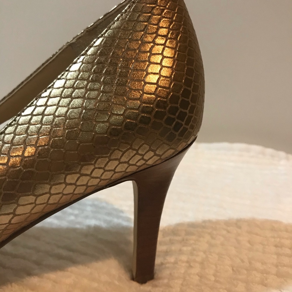 Sisters who love to shop &...
